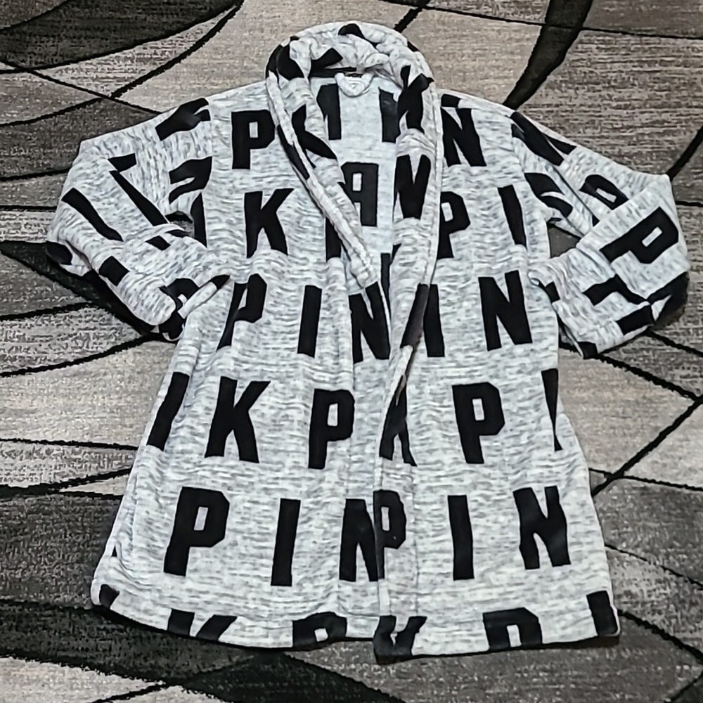 VS PINK 2018 FAUX-FUR GRAY BLACK LOGO PATTERN SLEEPWEAR ROBE